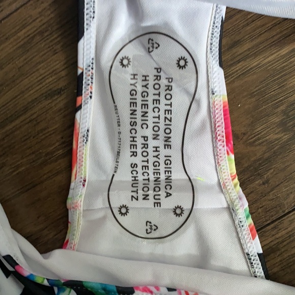 Bikini - Picture 3 of 3